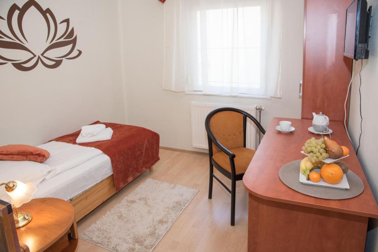 Astoria Panzio Bed & Breakfast Heviz Exterior photo